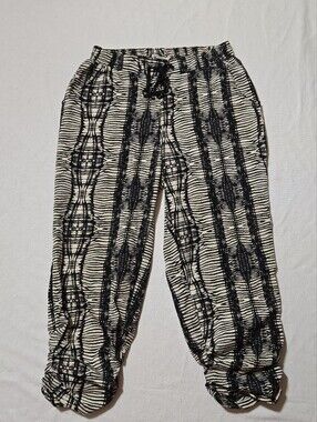 American Rag Black & Cream Patterned Capris